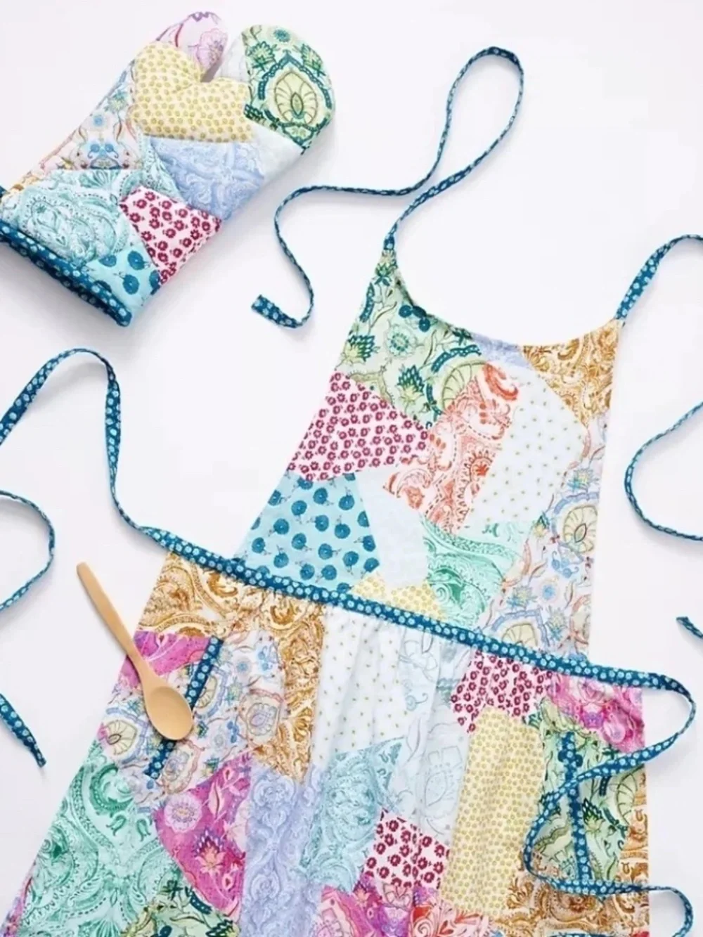 NWT Anthropologie Jolie Apron And Oven Mitt Set
